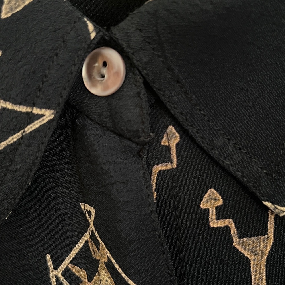 Chico's Vintage Black, Brown Tribal Patterned Button Down Shirt size 2 = Large - Picture 10 of 10